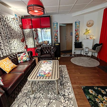Relax & Recharge - A Unique Suite With A Touch Of Luxury - Hot Tub And Sauna Inspired Decor #Not A Real Sauna# Easy City Access - Direct Train 15 Min To City 赫尔辛基 外观 照片