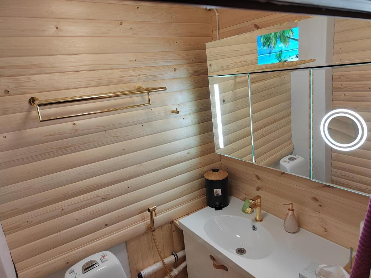 Relax & Recharge - A Unique Suite With A Touch Of Luxury - Hot Tub And Sauna Inspired Decor #Not A Real Sauna# Easy City Access - Direct Train 15 Min To City 赫尔辛基 外观 照片