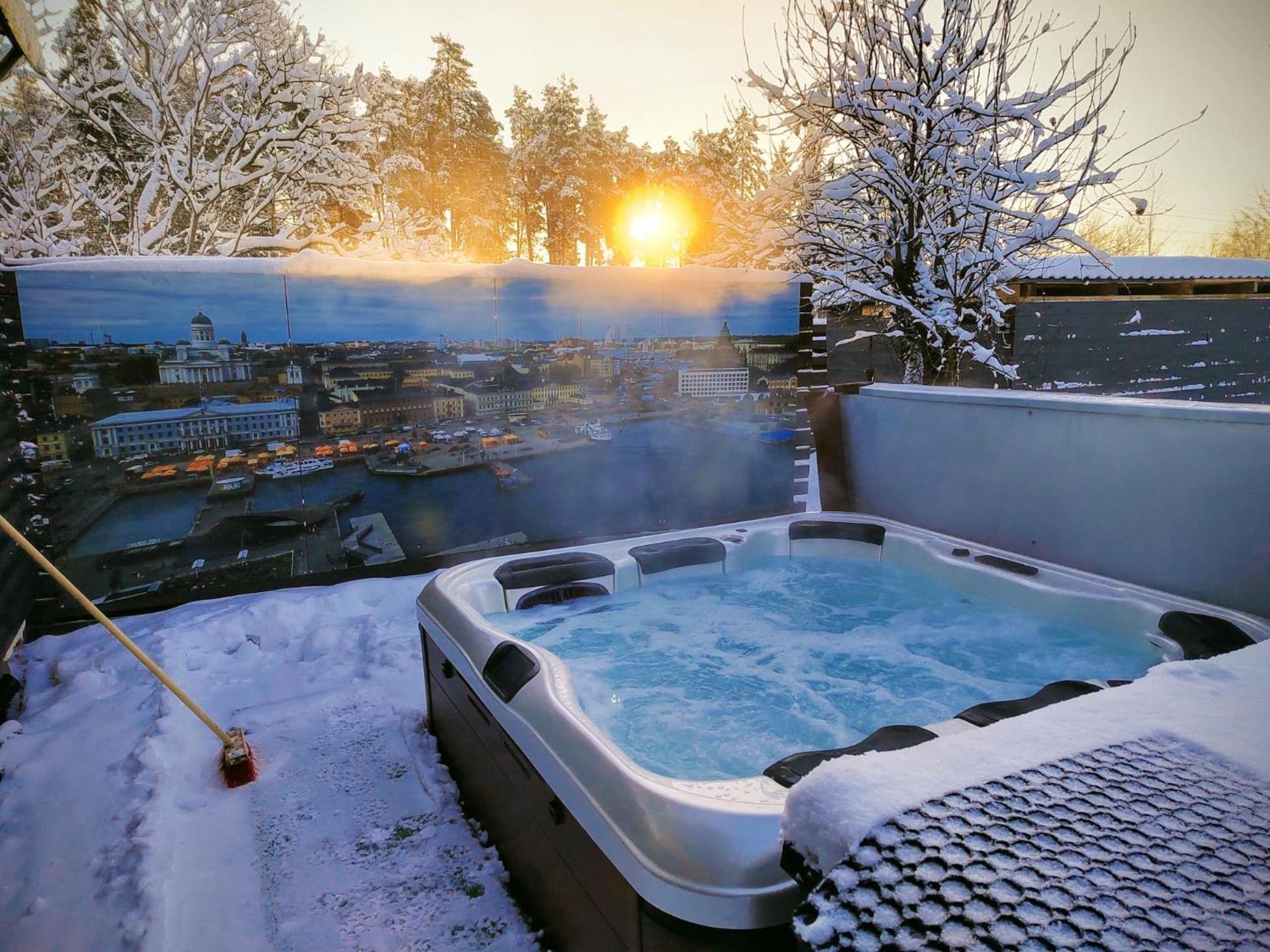 Relax & Recharge - A Unique Suite With A Touch Of Luxury - Hot Tub And Sauna Inspired Decor #Not A Real Sauna# Easy City Access - Direct Train 15 Min To City 赫尔辛基 外观 照片