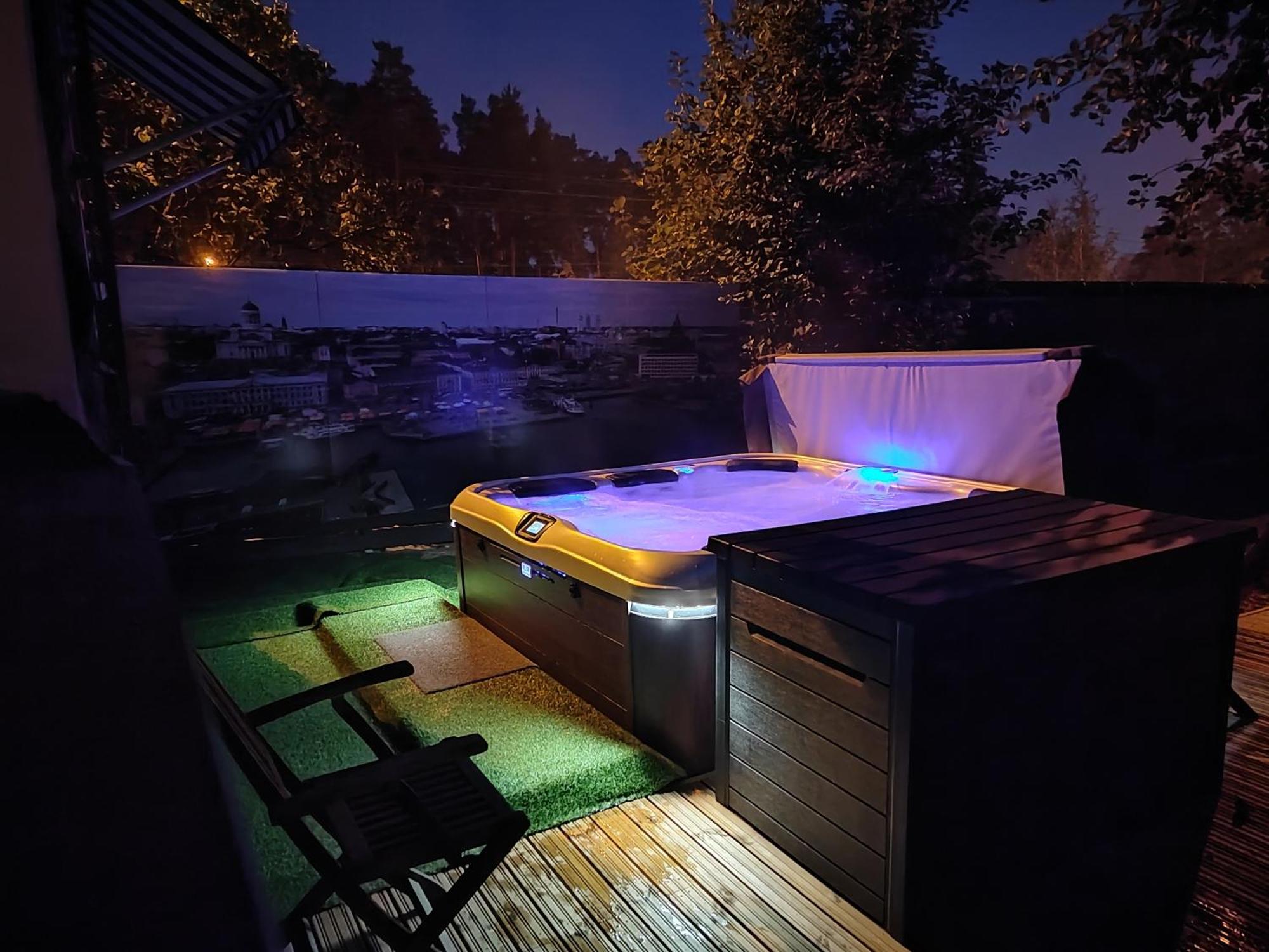 Relax & Recharge - A Unique Suite With A Touch Of Luxury - Hot Tub And Sauna Inspired Decor #Not A Real Sauna# Easy City Access - Direct Train 15 Min To City 赫尔辛基 外观 照片