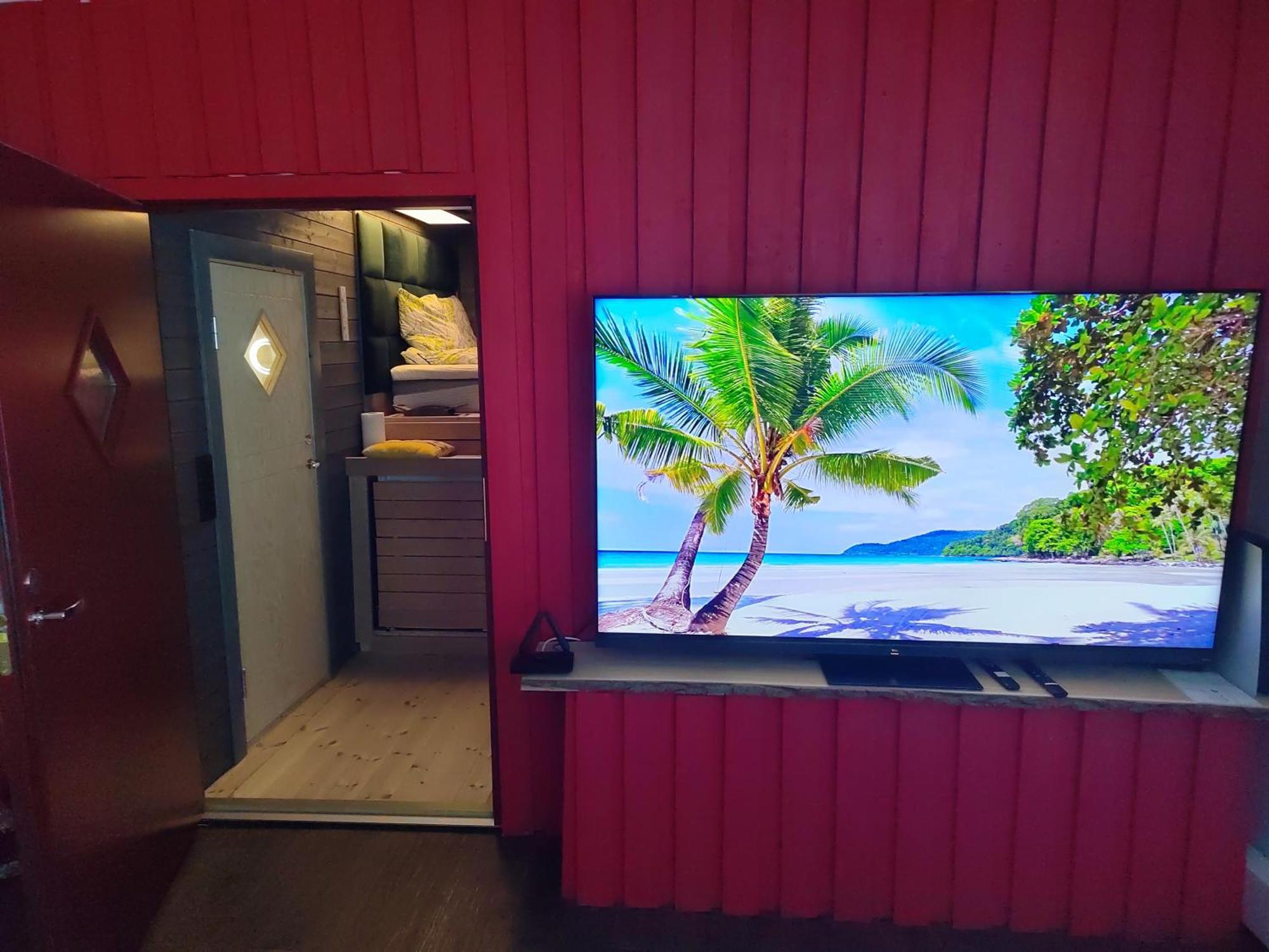 Relax & Recharge - A Unique Suite With A Touch Of Luxury - Hot Tub And Sauna Inspired Decor #Not A Real Sauna# Easy City Access - Direct Train 15 Min To City 赫尔辛基 外观 照片