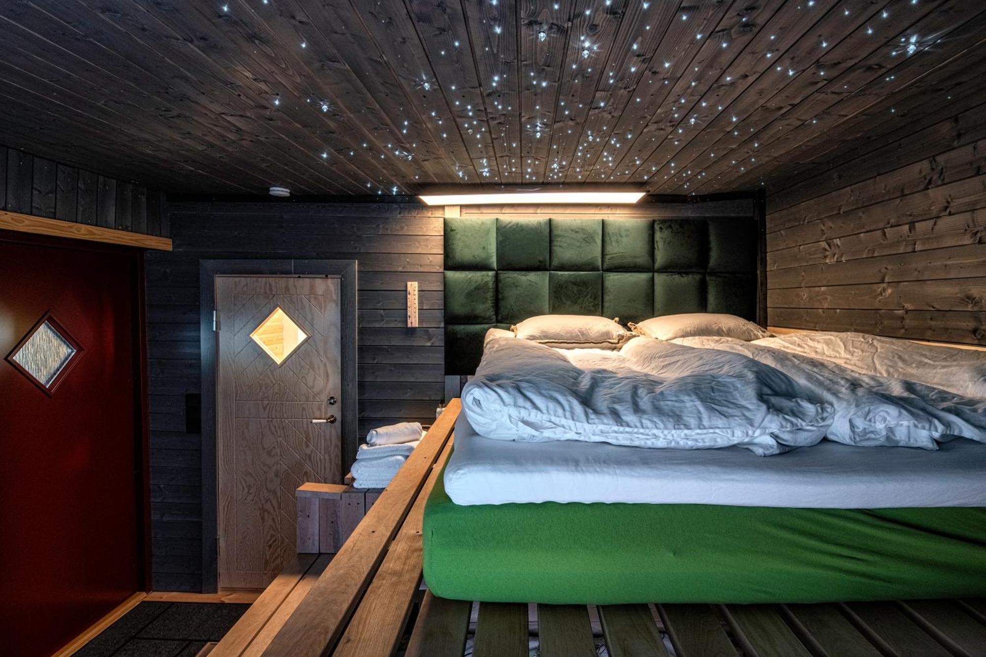 Relax & Recharge - A Unique Suite With A Touch Of Luxury - Hot Tub And Sauna Inspired Decor #Not A Real Sauna# Easy City Access - Direct Train 15 Min To City 赫尔辛基 外观 照片