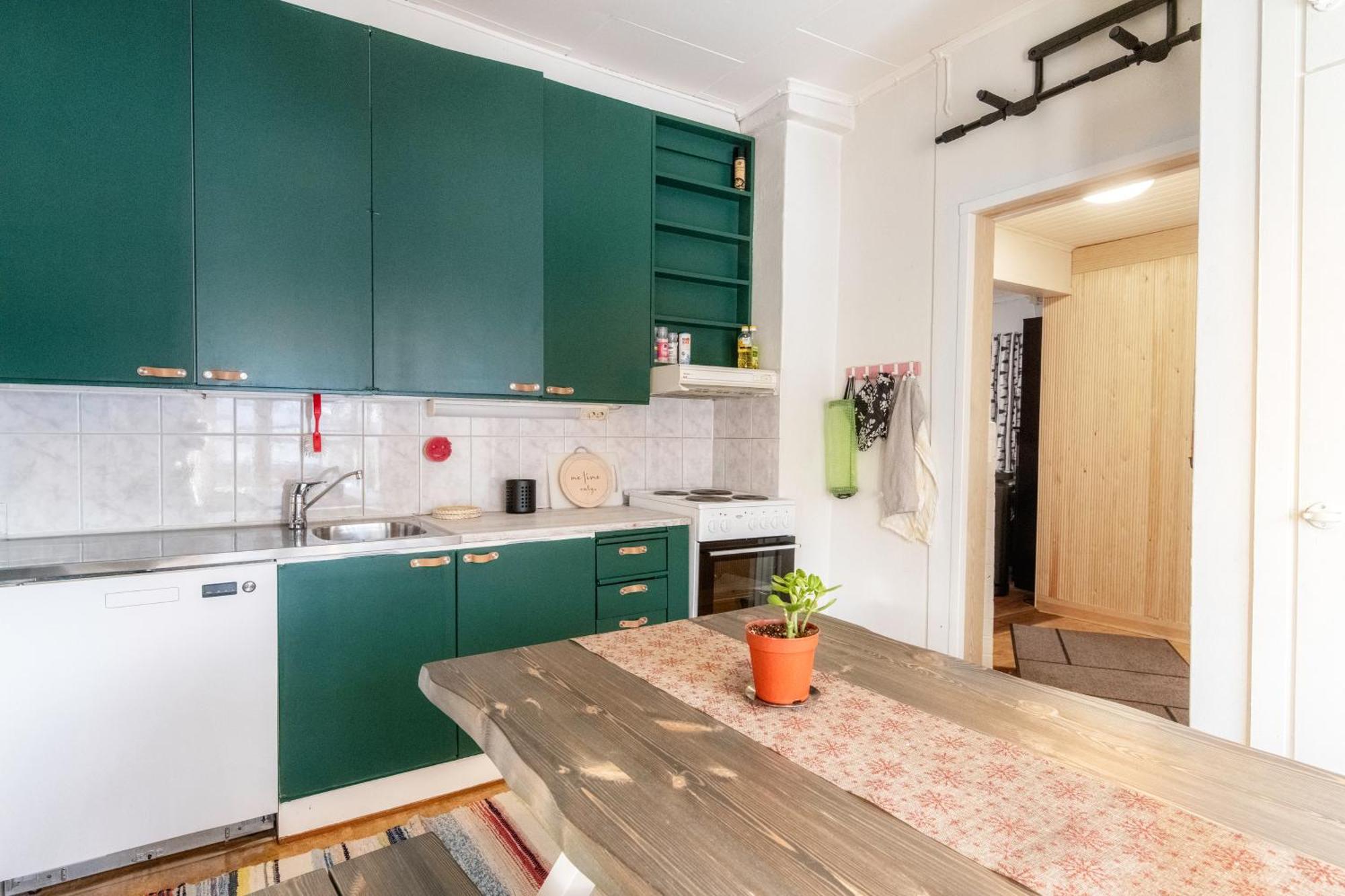 Relax & Recharge - A Unique Suite With A Touch Of Luxury - Hot Tub And Sauna Inspired Decor #Not A Real Sauna# Easy City Access - Direct Train 15 Min To City 赫尔辛基 外观 照片