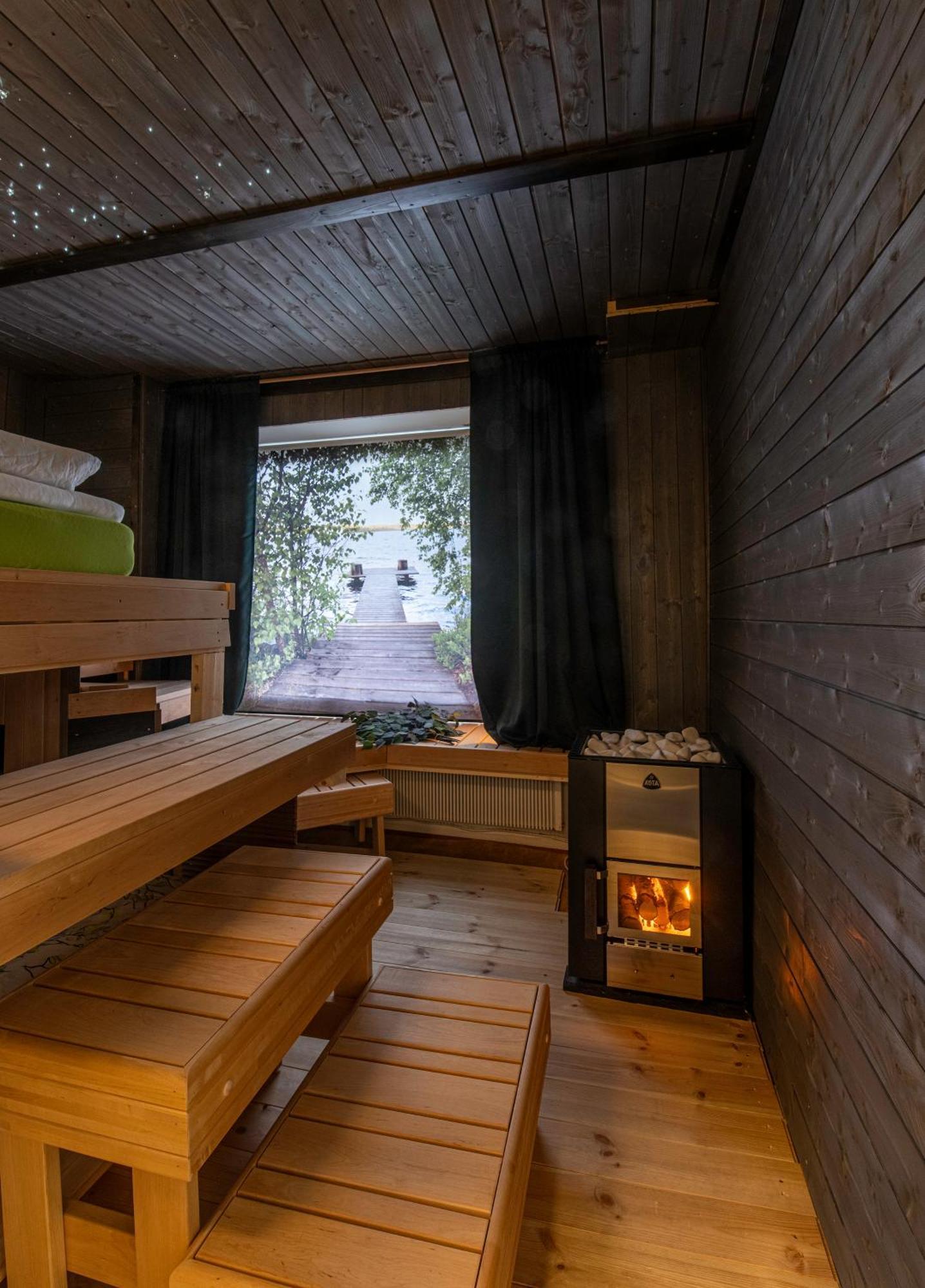 Relax & Recharge - A Unique Suite With A Touch Of Luxury - Hot Tub And Sauna Inspired Decor #Not A Real Sauna# Easy City Access - Direct Train 15 Min To City 赫尔辛基 外观 照片