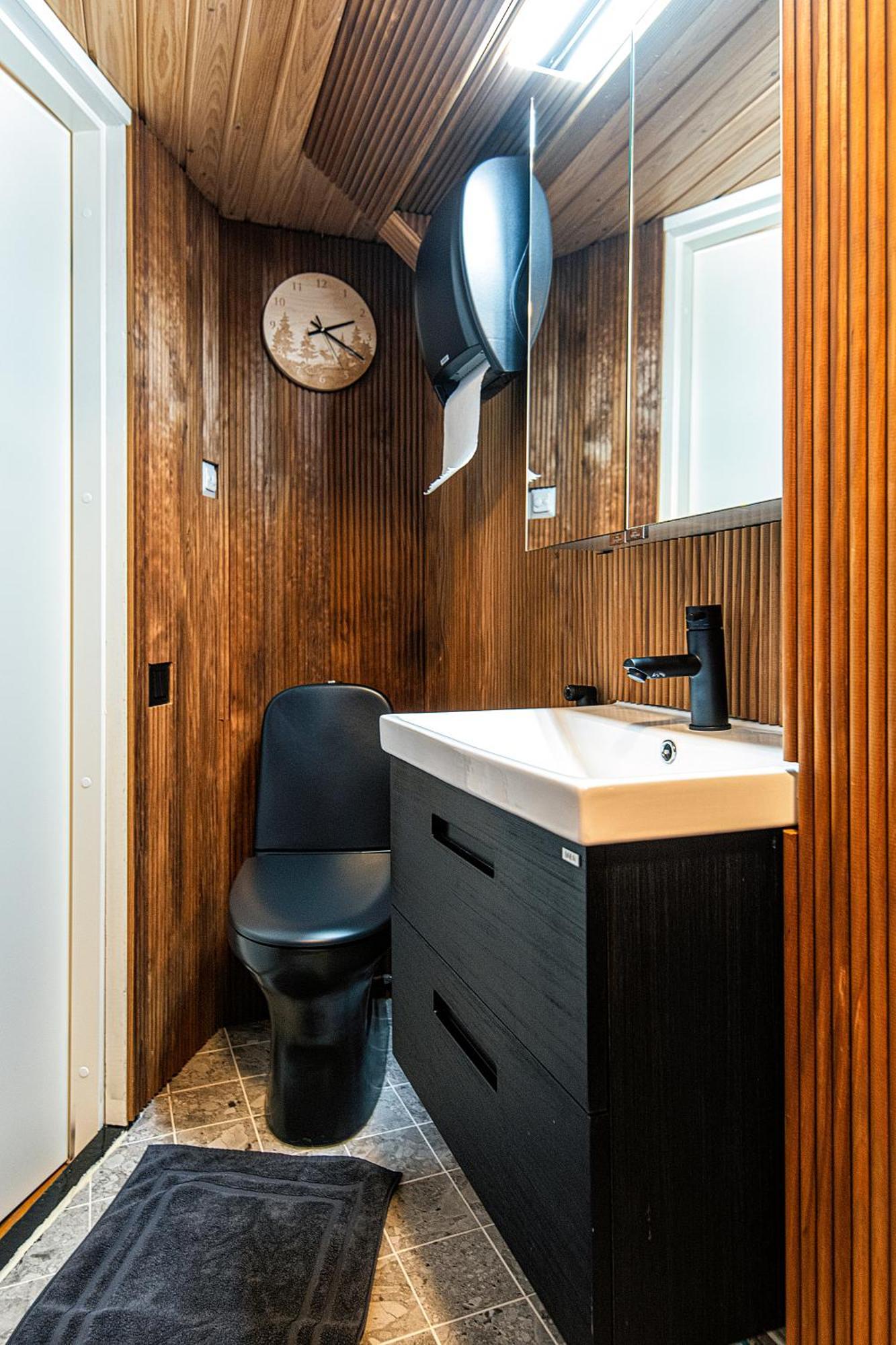 Relax & Recharge - A Unique Suite With A Touch Of Luxury - Hot Tub And Sauna Inspired Decor #Not A Real Sauna# Easy City Access - Direct Train 15 Min To City 赫尔辛基 外观 照片