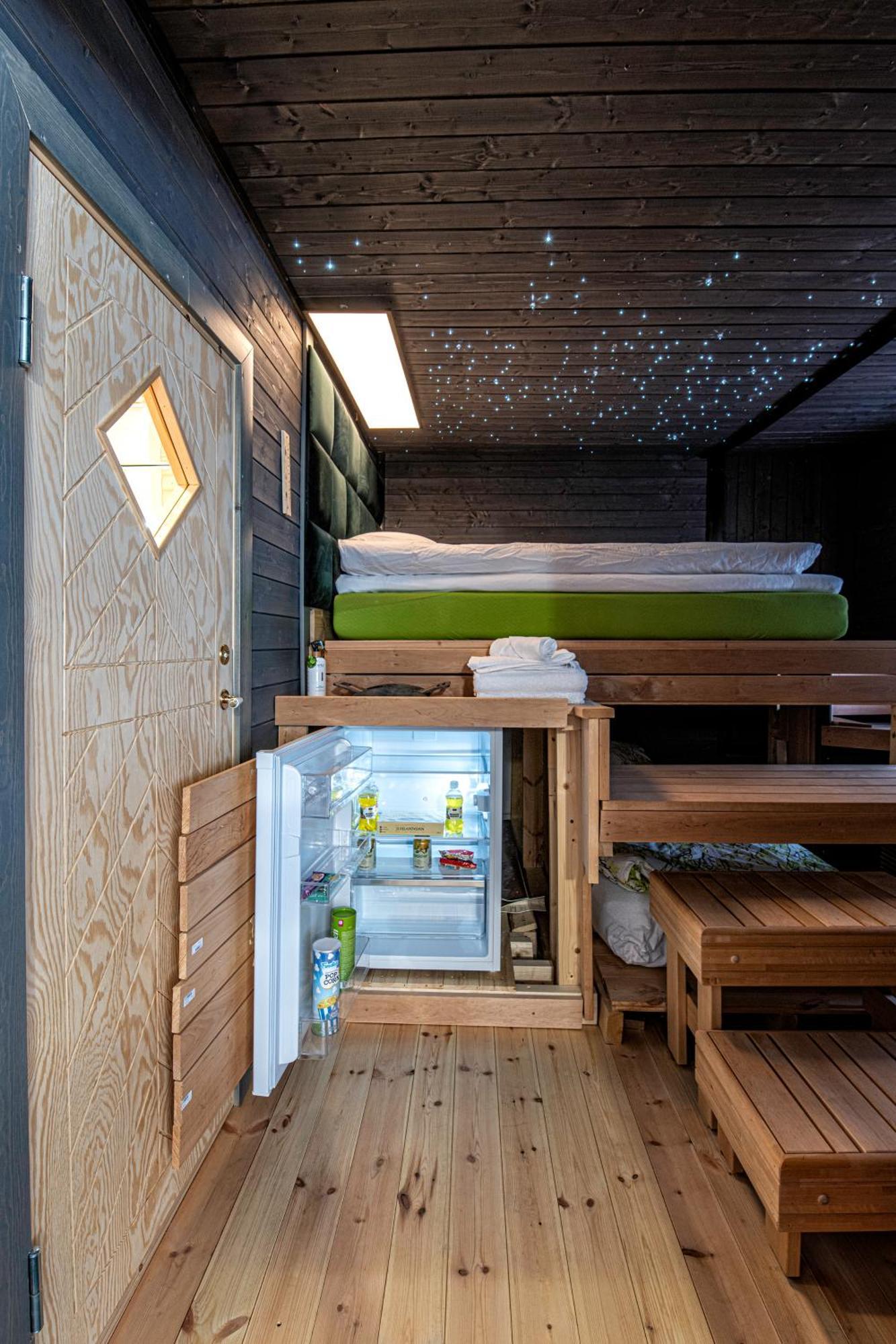 Relax & Recharge - A Unique Suite With A Touch Of Luxury - Hot Tub And Sauna Inspired Decor #Not A Real Sauna# Easy City Access - Direct Train 15 Min To City 赫尔辛基 外观 照片
